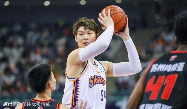 商务旅行戴女老板绿色帽子